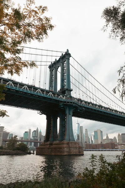 Річка Гудзон з Манхеттенським мостом і сучасними хмарочосами Нью-Йорка на задньому плані. — стокове фото