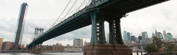 Cityscape with contemporary New York skyscrapers and Manhattan bridge over Hudson river, banner — Fotografia de Stock