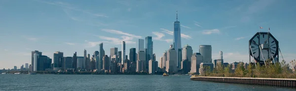 Skyline com arranha-céus de Manhattan perto do rio Hudson, em Nova York, bandeira — Fotografia de Stock