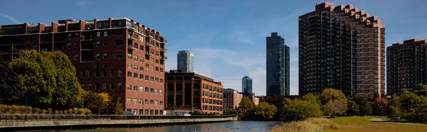 Здания Нью-Йорка рядом с зеленой рекой и рекой, баннер — стоковое фото