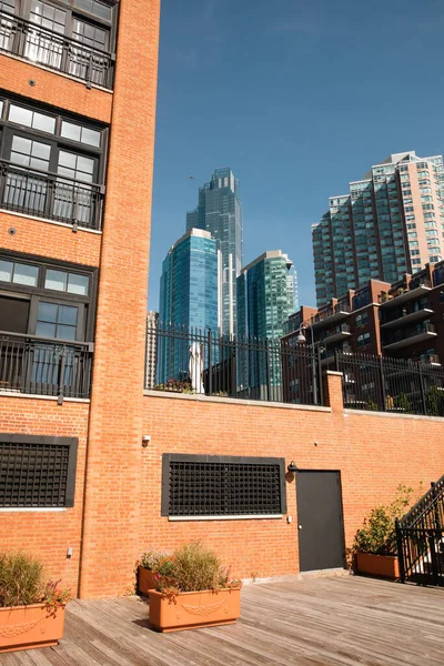 Piante in vaso sulla terrazza dell'edificio in mattoni con vista panoramica dei grattacieli di New York — Foto stock