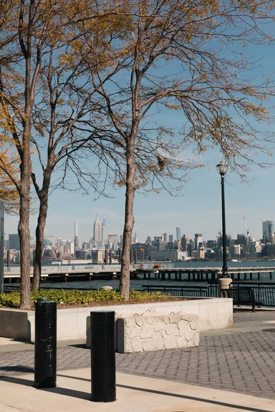 Remblai avec arbres et vue panoramique sur les gratte-ciel de New York — Photo de stock