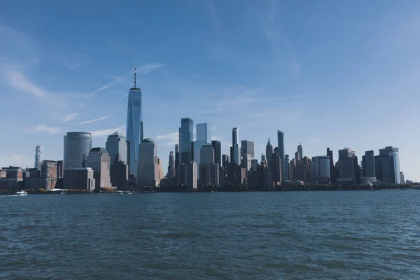Hudson river harbor with Manhattan skyscrapers in New York City under blue sky — Fotografia de Stock