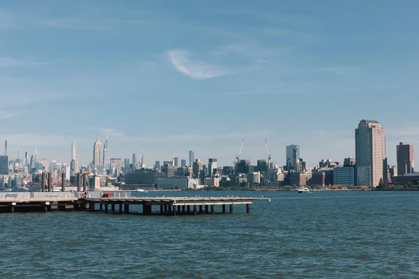 Picturesque view of New York bay with pier and skyscrapers of Manhattan — Fotografia de Stock