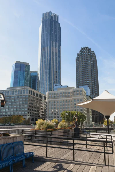 Modern skyscrapers near embankment walkway in New York City — Stock Photo