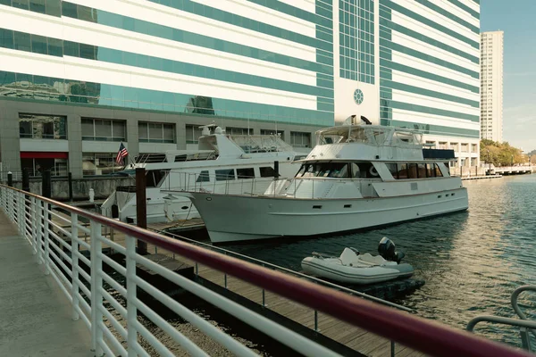 Yachten und Boote in der Nähe von Pier und Hafengebäude in New York City — Stockfoto