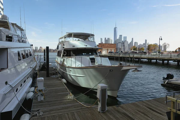 Yacht bianchi vicino al molo sul fiume Hudson con paesaggio urbano di New York sullo sfondo — Foto stock