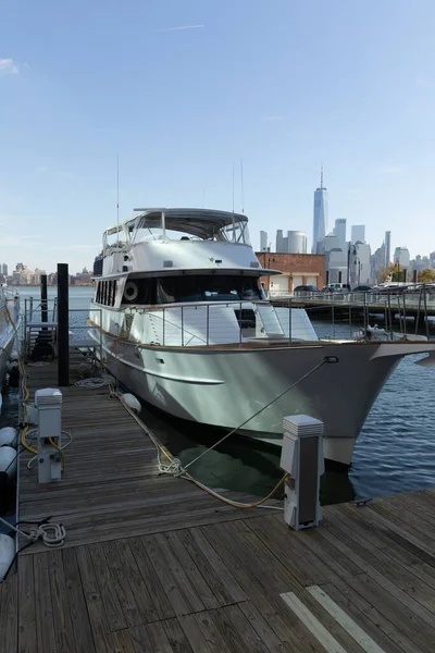 White modern yacht near pier on Hudson river in New York City — Fotografia de Stock