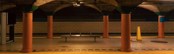 Станція метро з колонами і підлогою з черепицею в Нью - Йорку, банер — стокове фото