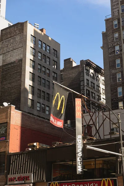 NEW YORK, États-Unis - 13 OCTOBRE 2022 : Des bannières publicitaires McDonalds dans la rue urbaine du centre-ville — Photo de stock