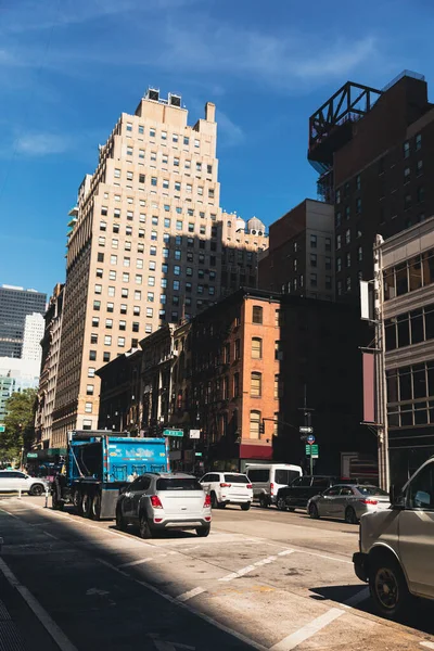 NEW YORK, USA - 13 OTTOBRE 2022: auto e camion della spazzatura su strada nella giornata di sole — Foto stock