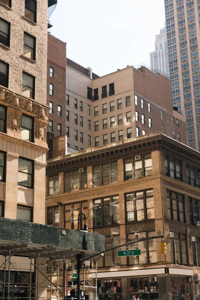Различные каменные и бетонные здания на городской улице в Нью-Йорке — стоковое фото