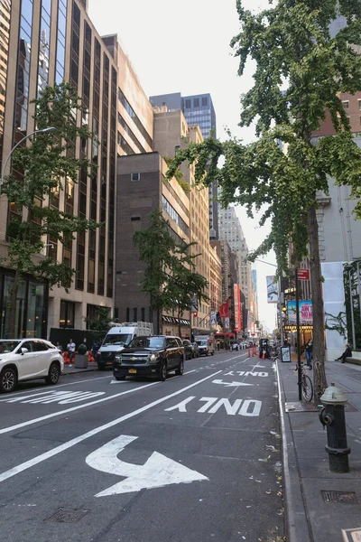 NEW YORK, USA - OCTOBER 13, 2022: urban street with cars and pedestrians in Manhattan district — Stock Photo