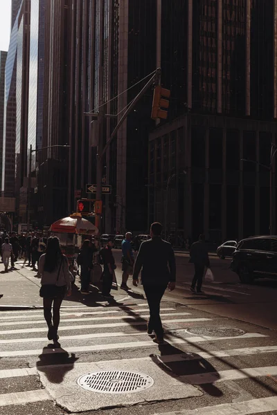 NEW YORK, USA - OCTOBER 13, 2022: pedestrians on road crosswalk in midtown of New York City — Stockfoto