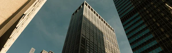 Vista de ángulo bajo de edificios contemporáneos de gran altura en el centro de la ciudad de Nueva York, pancarta - foto de stock