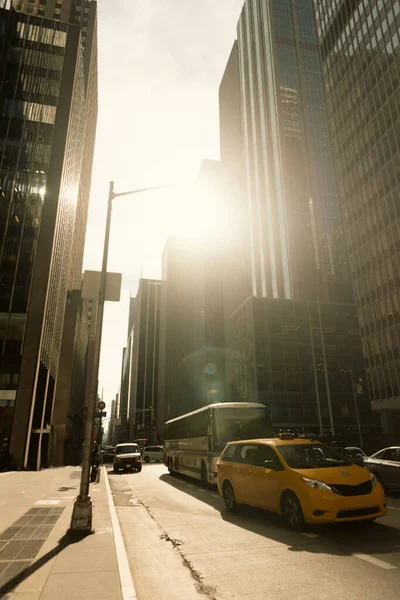 NEW YORK, USA - OCTOBER 13, 2022: автомобільний рух і сучасні будівлі під сонцем на міській вулиці — стокове фото