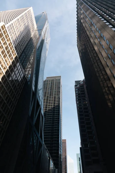 Низкий угол обзора фасадов высотных зданий в центре Нью-Йорка — стоковое фото