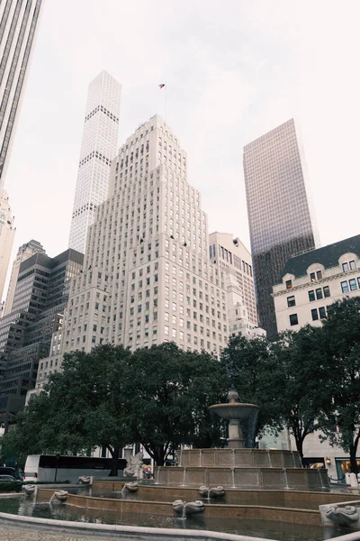 Bäume und Brunnen in der Nähe des Rockefeller Center in der Innenstadt von Manhattan in New York City — Stockfoto