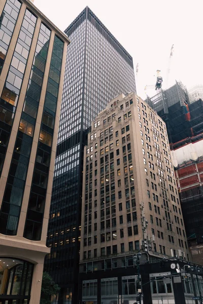 Low angle view of concrete and glass buildings in midtown of New York City — Fotografia de Stock