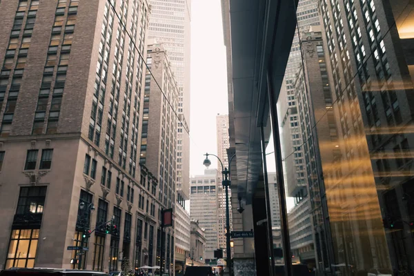 Rue urbaine avec des bâtiments modernes au centre-ville de New York — Photo de stock