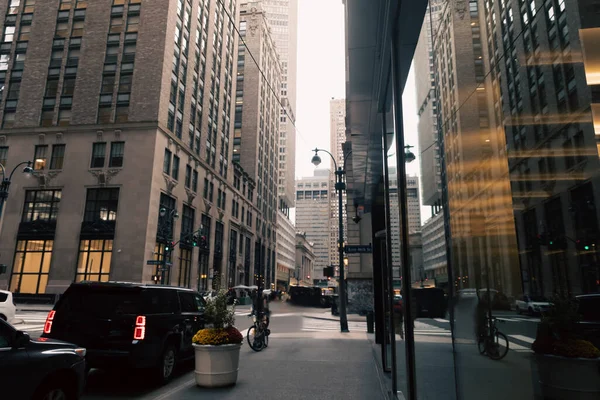 Car road and sidewalk between modern buildings of urban street in New York City — Photo de stock