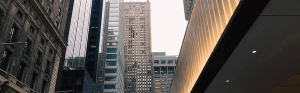 Современные здания и освещённый вход в Манхэттенский район Нью-Йорка, баннер — стоковое фото