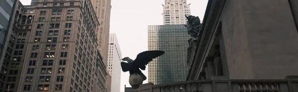 Статуя орла на фасаде Центрального вокзала в Нью-Йорке, баннер — стоковое фото