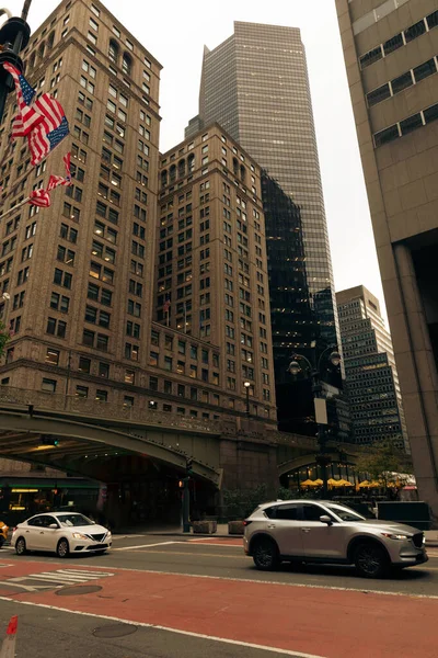 NEW YORK, États-Unis - 13 OCTOBRE 2022 : voitures sur route avec pont à arche dans le centre-ville de Manhattan — Photo de stock