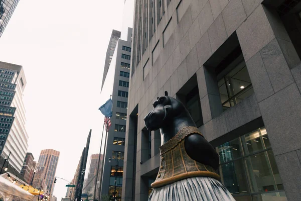 Estatua del hipopótamo cerca de edificio moderno en la calle de la ciudad de Nueva York - foto de stock