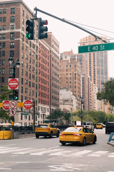 NEW YORK, USA - 13 OTTOBRE 2022: semaforo sopra la strada con auto a Manhattan — Foto stock
