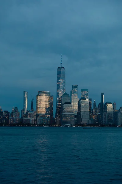New York harbor and skyline with Manhattan skyscrapers and One World Trade Center in dusk - foto de stock