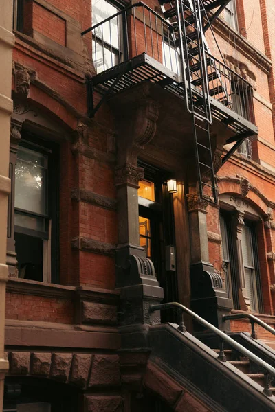 Casa de piedra con linterna sobre la entrada en la calle urbana de la ciudad de Nueva York - foto de stock