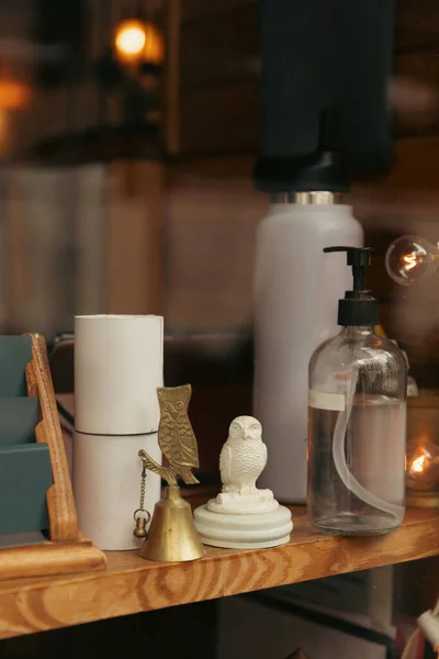Figurines de décoration sur vitrine de boutique à New York — Photo de stock