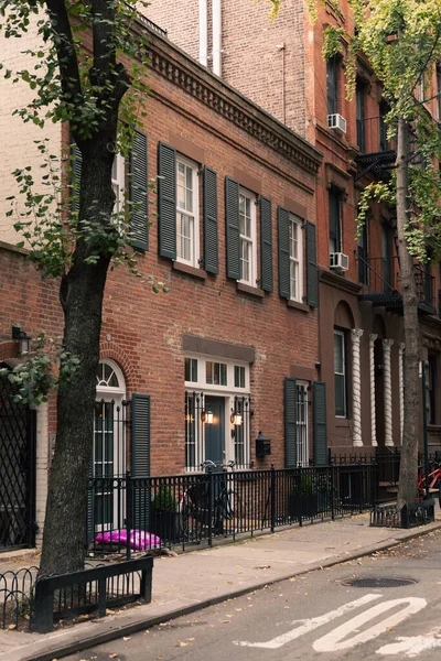 Кирпичное здание с ставнями на окнах на улице в Нью-Йорке — стоковое фото