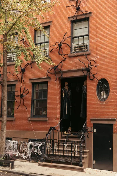 Хэллоуин украшения на кирпичном фасаде здания на улице в Нью-Йорке — стоковое фото