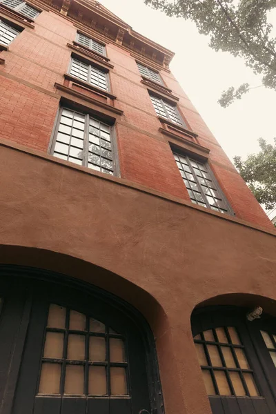 Низкоугольный вид здания с бриксовым фасадом на улице в Нью-Йорке — стоковое фото