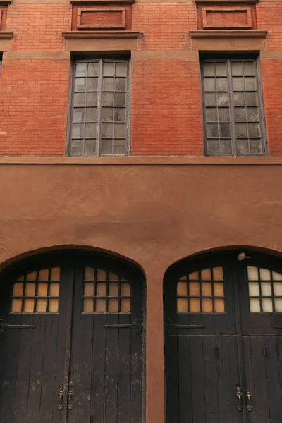 Porte di legno su facciata di edificio di mattoni su strada in città di New York — Foto stock