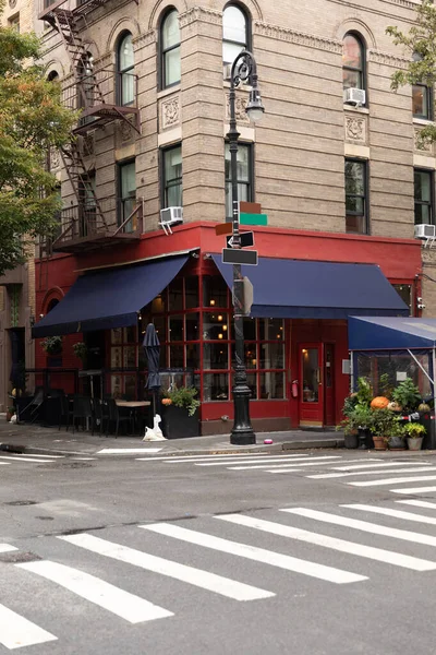 Café en esquina de edificio moderno en la calle en la ciudad de Nueva York - foto de stock
