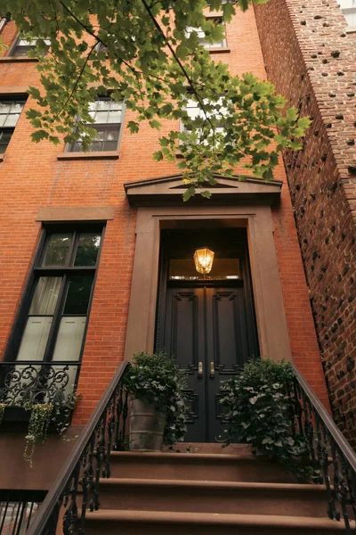 Низкий угол обзора полосы на двери здания на улице в Нью-Йорке — стоковое фото