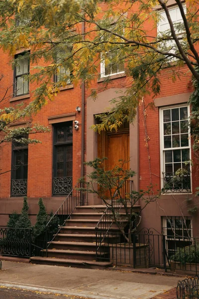 Steps near entrance of house on street in New York City - foto de stock
