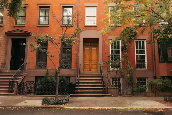 Facciata dell'edificio con gradini e porte sulla strada urbana a Brooklyn Heights a New York — Foto stock