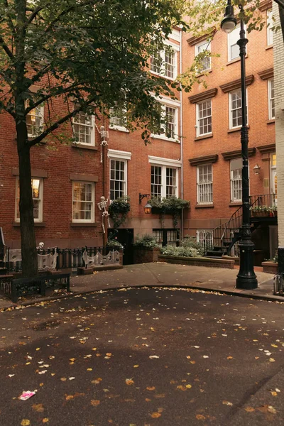 Падіння листя біля цегляних будинків на вулиці в Нью - Йорку. — стокове фото