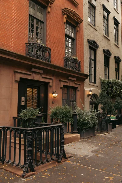 Фонари возле дверей здания на улице в Нью-Йорке — стоковое фото