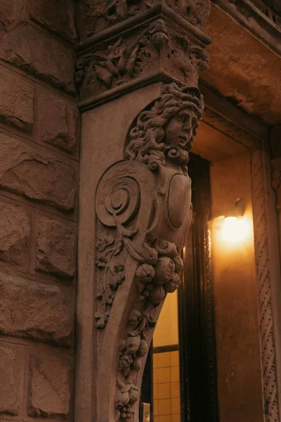 Sculpture and lantern on facade of building in New York City — Foto stock