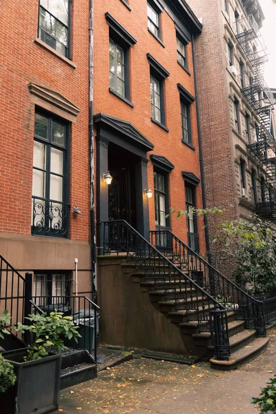 Фонари возле входа в дом на улице в Нью-Йорке — стоковое фото