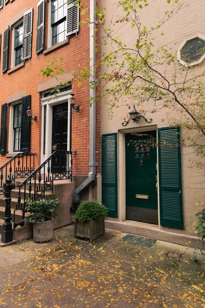 Porta e finestre con persiane sul palazzo in strada a New York — Foto stock
