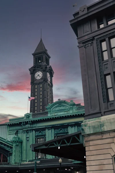 Torre del Reloj Lackawanna al atardecer con cielo púrpura en la ciudad de Nueva York - foto de stock