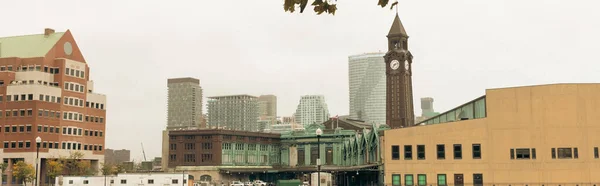 Vue sur la tour de l'horloge Lackawanna et les bâtiments de New York, bannière — Photo de stock