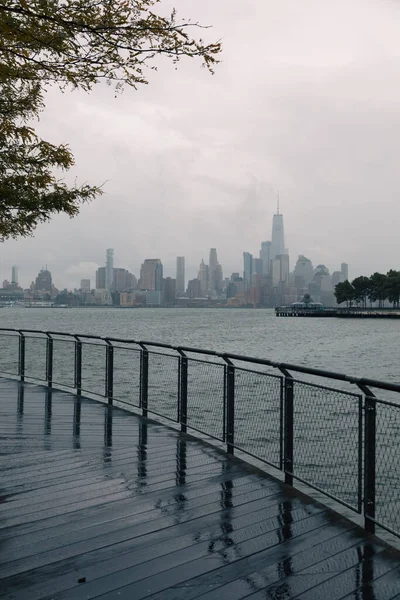 Вид Всемирного торгового центра и реки Гудзон во время дождливой погоды в Нью-Йорке — стоковое фото