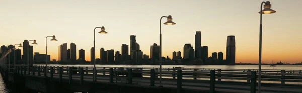 Ліхтарики на мосту і річці Гудзон в Нью-Йорку, банер — стокове фото